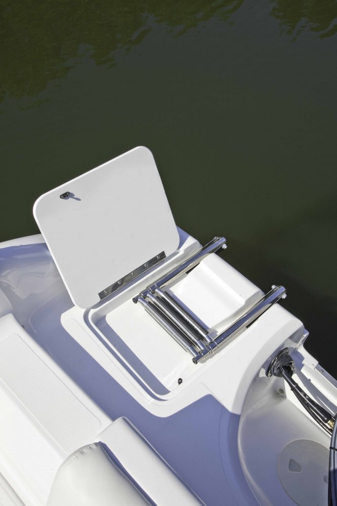 The definition of an outboard motor is a detachable engine mounted on outboard brackets on the stern of your boat.  This configuration will have only one single engine.